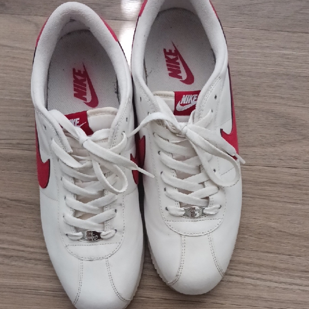 Nike White and Red Sneakers